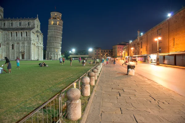 Gatan framför miracles square med turister - pisa - Italien — Stockfoto