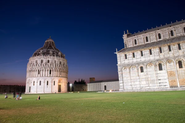 Baptisterio en Pisa, vista nocturna de la Plaza de los Milagros — Foto de Stock