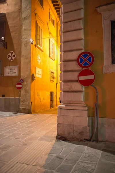 Segnaletica stradale Piazza Cavalieri - Pisa - Italia — Foto Stock