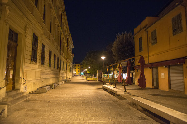 Площадь Данте Алигьери в Пизе ночью
