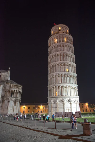 Šikmá věž v Pise v noci - Itálie — Stock fotografie