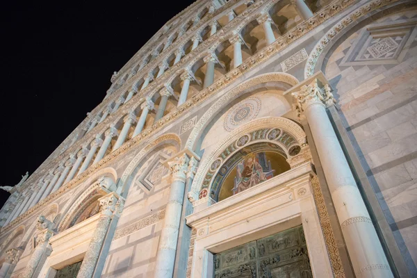 Kathedraal van pisa in wonderen vierkante - Italië — Stockfoto