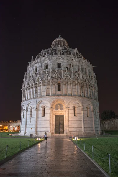 A éjszakai kilátás csodák tere Pisa keresztelőkápolna — Stock Fotó