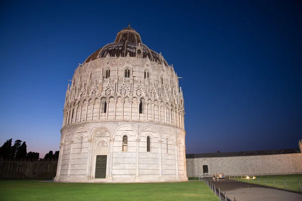 Baptisterio en Pisa, vista nocturna de la Plaza de los Milagros —  Fotos de Stock