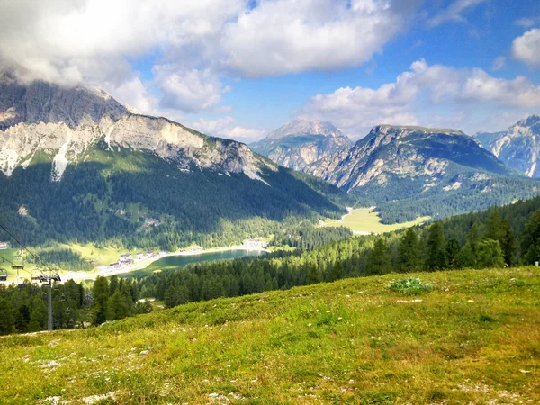Dolomites italiennes Paysage et couleurs en saison estivale — Photo