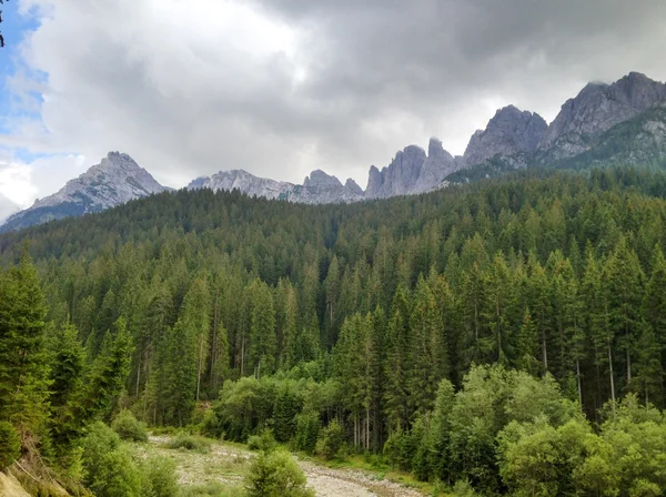 意大利多洛米蒂山景观和夏季季节中的颜色 — 图库照片