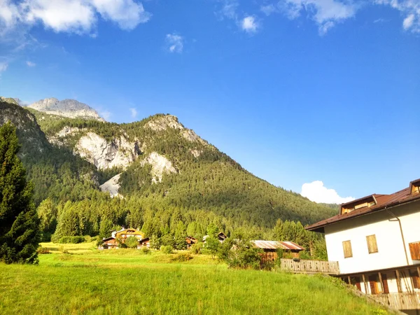 Dolomity włoskie krajobrazy i kolory w sezonie letnim — Zdjęcie stockowe