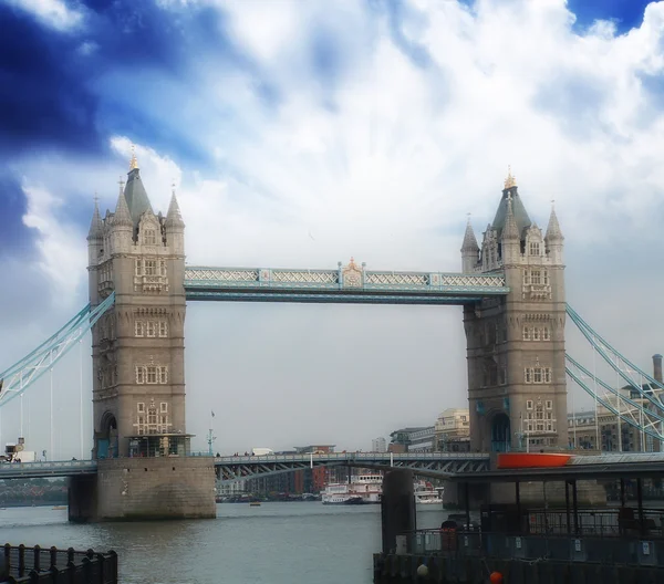 สะพานทาวเวอร์ในลอนดอน — ภาพถ่ายสต็อก
