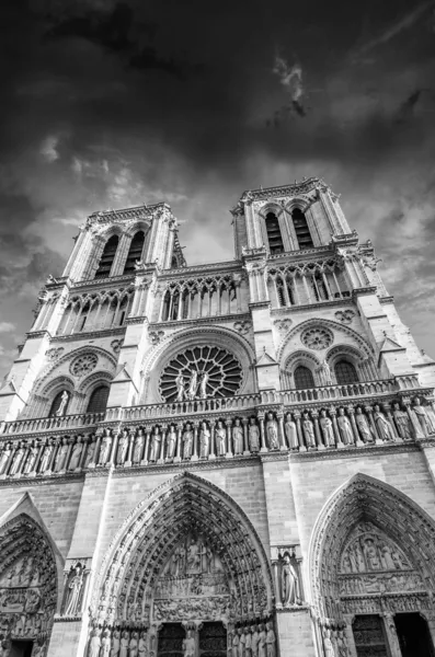 Zwart-wit dramatische weergave van notre dame kathedraal in Parijs, — Stockfoto