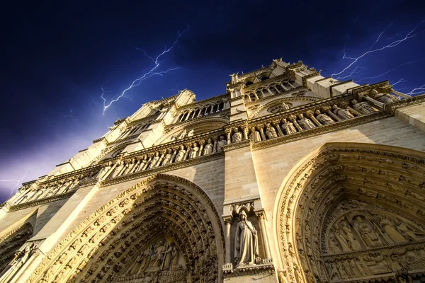 Katedry Notre dame - Paryż, dramatyczny widok — Zdjęcie stockowe