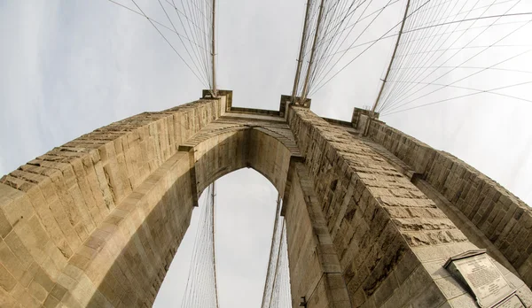 Fisheye lens фото пилона Бруклинского моста в Нью-Йорке — стоковое фото