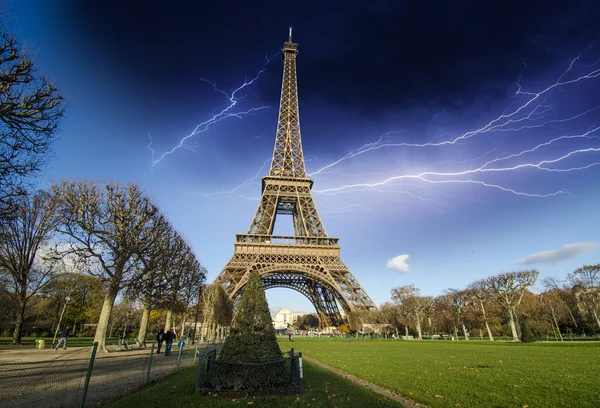Storm en bliksemschichten boven Eiffeltoren — Stockfoto