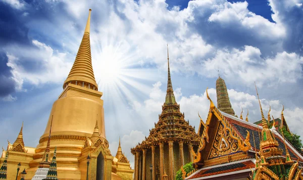 著名的曼谷寺-"佛寺"与戏剧性的天空 — 图库照片