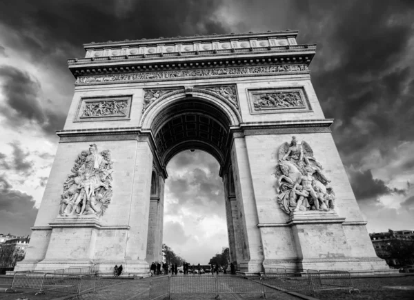 Красивый вид на Триумфальную арку, Париж — стоковое фото