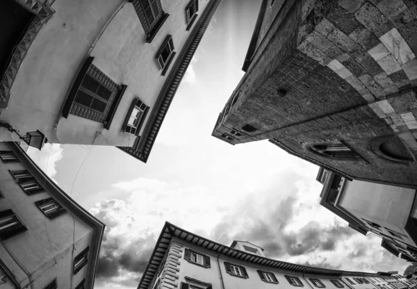 Fisheye uitzicht van pisa typische huizen in Italië — Stockfoto