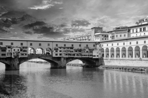 Barvy a tvary ponte vecchio, Florencie — Stock fotografie