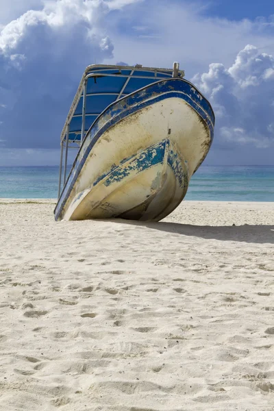 Barca spiaggiata — Foto Stock