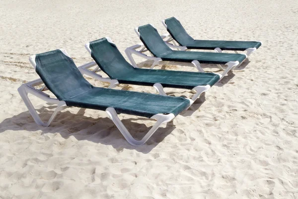 Sedie da spiaggia verdi — Foto Stock