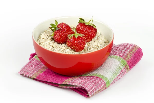 碗燕麦粥和新鲜草莓 — 图库照片