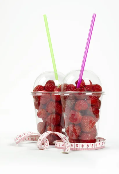 Fresas frescas y maduras en vasos de plástico — Foto de Stock