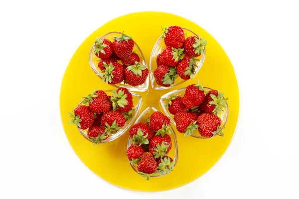 黄色板上的草莓 — 图库照片