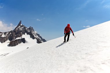 zirveye ulaşmak için yolda bir dağcı