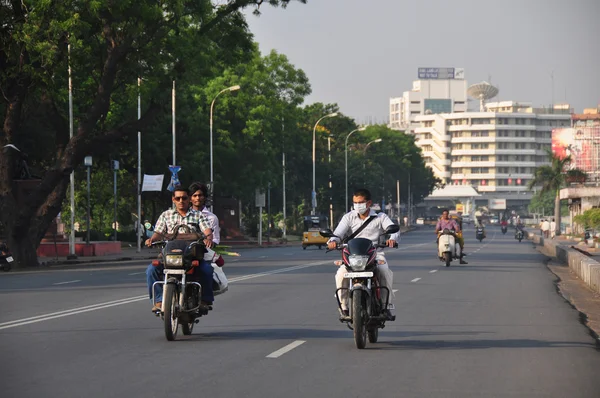 Tankbund Road, Hyderabad carretera y el tráfico — Foto de Stock