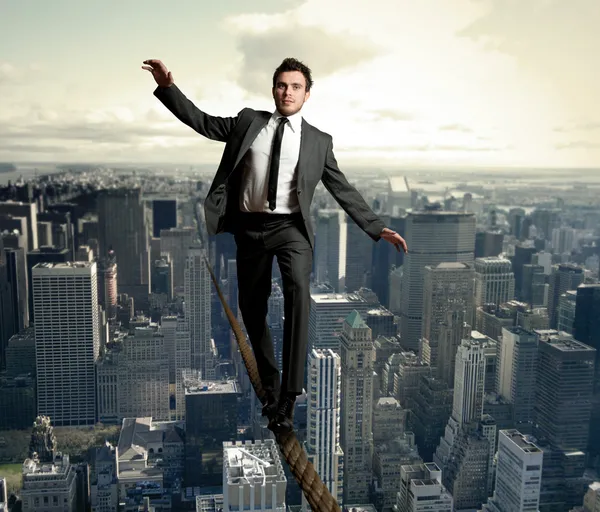 Equilibrist biznesmen — Zdjęcie stockowe