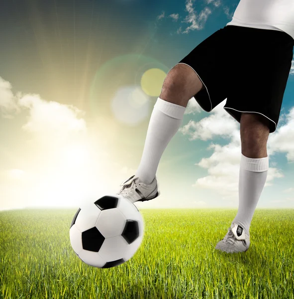 Jugar al fútbol — Foto de Stock
