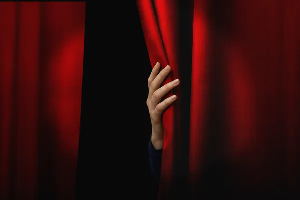 Roter Vorhang öffnet sich — Stockfoto
