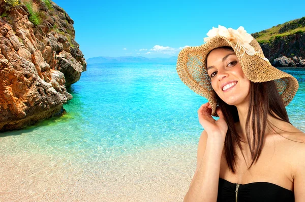 Brunette meisje op het strand — Stockfoto