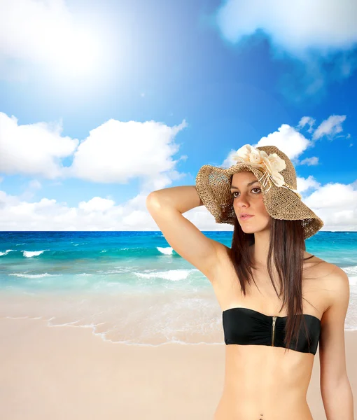 Sexy dívka na pláži — Stock fotografie