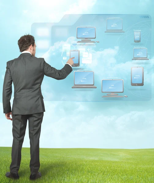 Geschäftsmann arbeitet mit Cloud Computing — Stockfoto