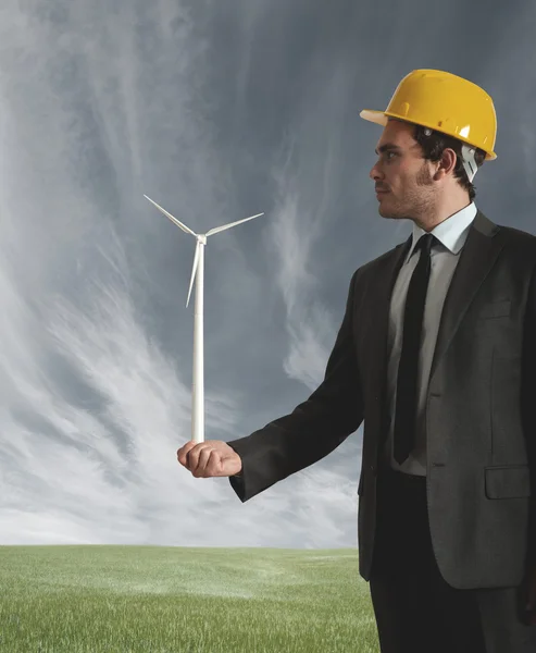Бізнесмен і вітрова турбіна — стокове фото