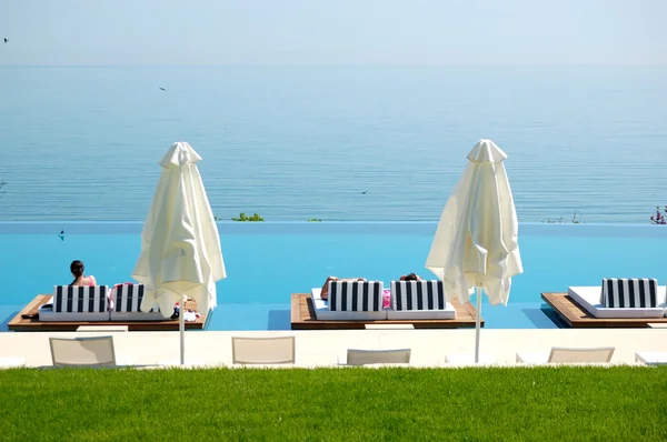 Basen przy plaży luksusowy hotel, molo — Zdjęcie stockowe