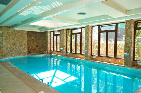 在哈尔基迪基现代酒店水疗按摩池游泳 — 图库照片