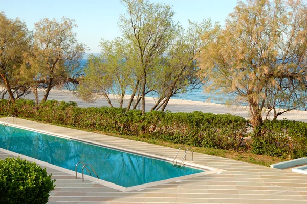 在豪华的酒店、 哈尔基迪基、 希腊海滩游泳池 — 图库照片