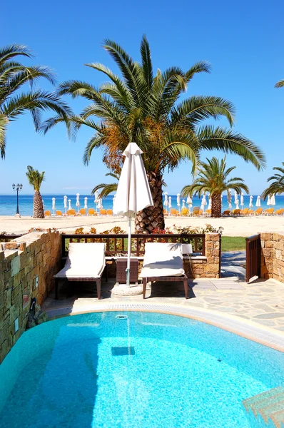 Piscina in villa di lusso con vista sulla spiaggia, Halkidiki, Grecia — Foto Stock