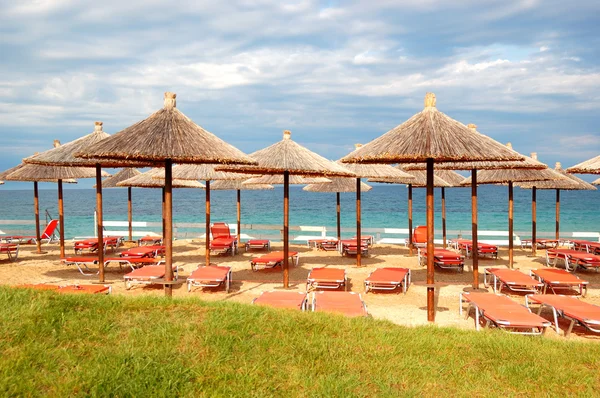 Παραλία στο σύγχρονο ξενοδοχείο πολυτελείας, Χαλκιδική, Ελλάδα — Φωτογραφία Αρχείου