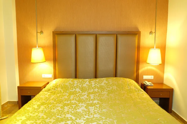 Apartamento en el hotel de lujo en la iluminación nocturna, Halkidiki , — Foto de Stock