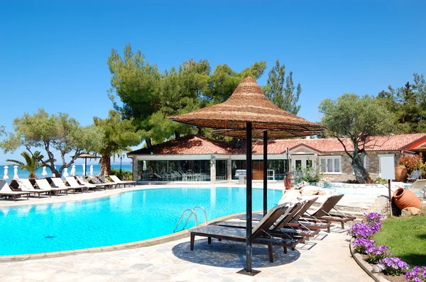 Pool och bar vid en strand vid lyxiga hotell, Chalkidike, — Stockfoto