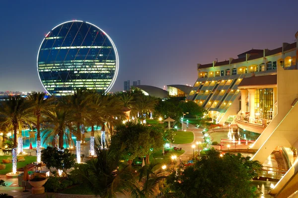 Natt belysning i det lyxiga hotellet och cirkulär byggnad, ab — Stockfoto