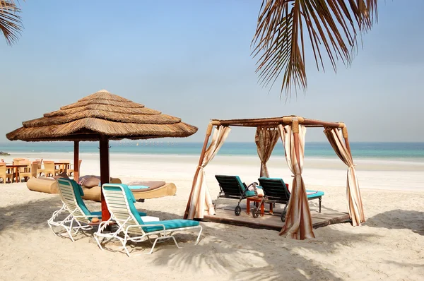 Strand van de luxe hotel, ajman, Verenigde Arabische Emiraten — Stockfoto