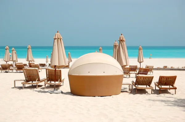 Пляж роскошного отеля, Абу-Даби, ОАЭ — стоковое фото
