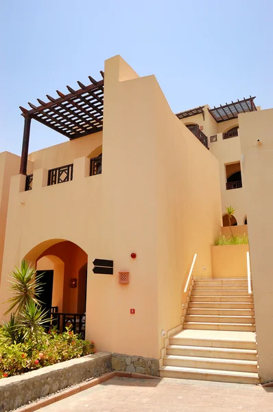 A villa de estilo árabe no hotel de luxo, Dubai, Emirados Árabes Unidos — Fotografia de Stock