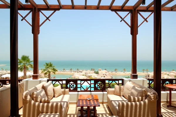 Море тераса з видом на розкішний готель, Ель-Фуджайра, ОАЕ — стокове фото