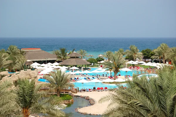 Piscina e praia do hotel de luxo, Fujairah, Emirados Árabes Unidos — Fotografia de Stock