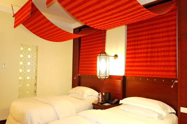 Appartement dans l'hôtel de luxe en éclairage nocturne, Dubaï, EAU — Photo