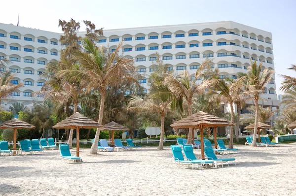 Playa y edificio del hotel de lujo, Ajman, Emiratos Árabes Unidos —  Fotos de Stock
