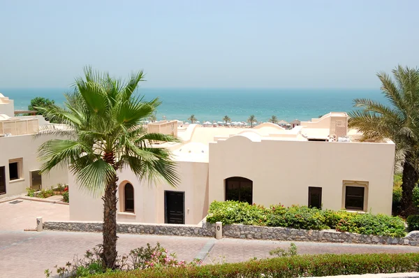 Holliday villa no hotel de luxo e palmeira, Ras Al Khaimah, Emirados Árabes Unidos — Fotografia de Stock